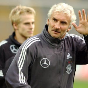 Rudi Völler winkt seinen Fans beim Training der deutschen Fußball-Nationalmannschaft im Jahr 2003 in Dortmund.