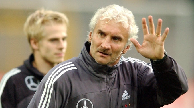 Rudi Völler winkt seinen Fans beim Training der deutschen Fußball-Nationalmannschaft im Jahr 2003 in Dortmund.