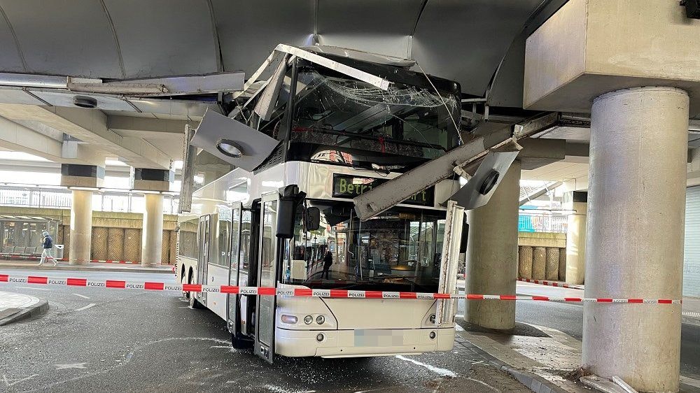 Ein Doppelstockbus hat sich am Busbahnhof Siegburg festgefahren. Die obere Etage ist völlig zerstört.
