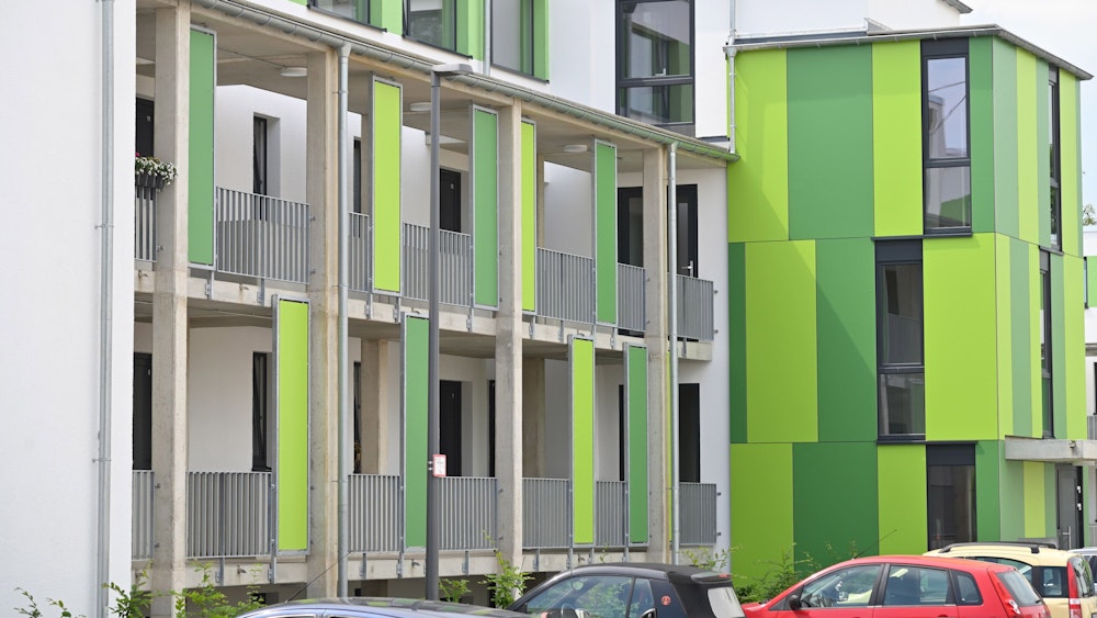 Das Foto zeigt Gebäude an der Handstraße, wo die Rheinisch-Bergische Siedlungsgesellschaft 100 neue Wohnungen gebaut hat.