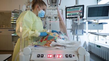 Eine Intensivpflegerin versorgt auf der Kinder-Intensivstation einen am RS-Virus erkrankten Patienten, der beatmet wird.&nbsp;