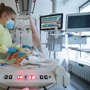 Eine Intensivpflegerin versorgt auf der Kinder-Intensivstation des Olgahospitals des Klinkums Stuttgart einen am Respiratorischen Synzytial-Virus (RS-Virus oder RSV) erkrankten Patienten, der beatmet wird.&nbsp;