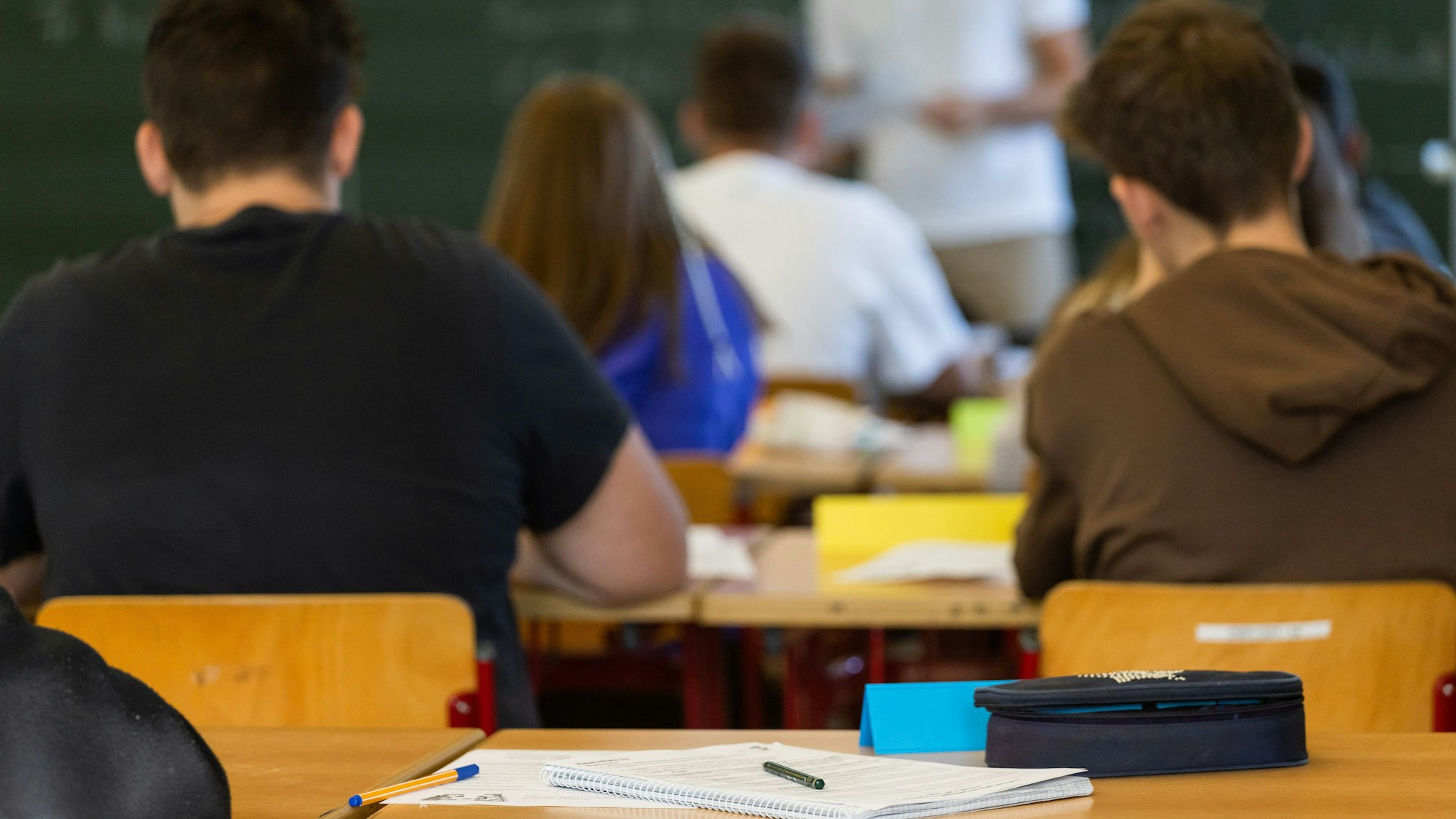 Schüler sitzen in einem Klassenraum. Jetzt musste sich ein Düsseldorfer Lehrer vor dem Landesarbeitsgericht verantworten.