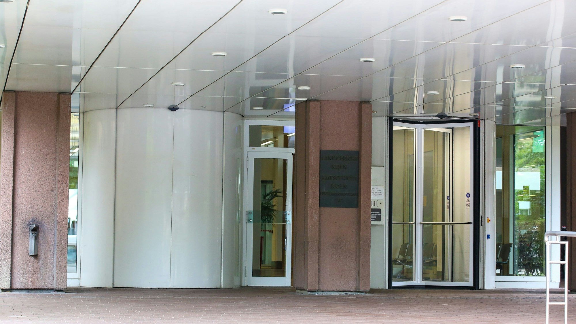 Der Eingang zum Kölner Landgericht