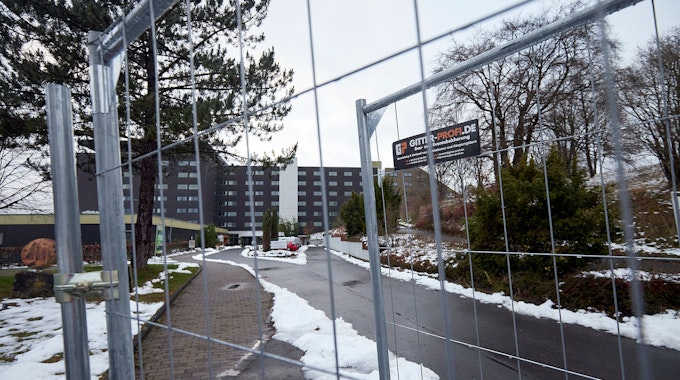 Die einstige Eifelhöhen-Klinik in Marmagen ist mit Zäunen gesichert.