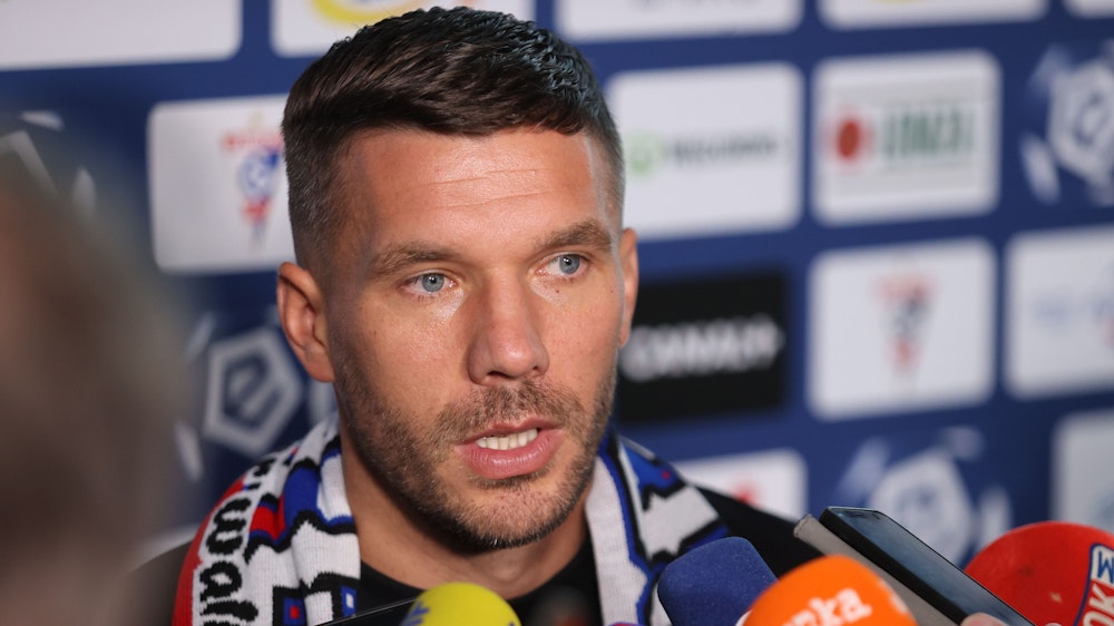 Lukas Podolski spricht während einer Pressekonferenz bei seiner Vorstellung als Neuzugang beim polnischen Fußball-Erstligisten Gornik Zabrze.
