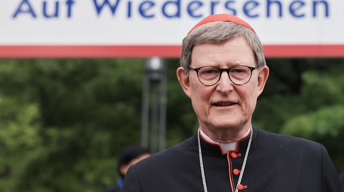 Der Kölner Erzbischof, Kardinal Rainer Maria Woelki, geht über den Anleger zu einem Ausflugsschiff.