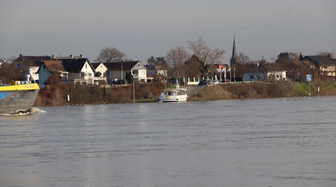Das Foto zeigt den Rhein bei Wesseling. Im Hintergrund ist die Fähre Rheinschwan zu sehen.