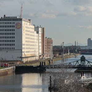 Blick auf den Deutzer Hafen am Rhein in Köln.