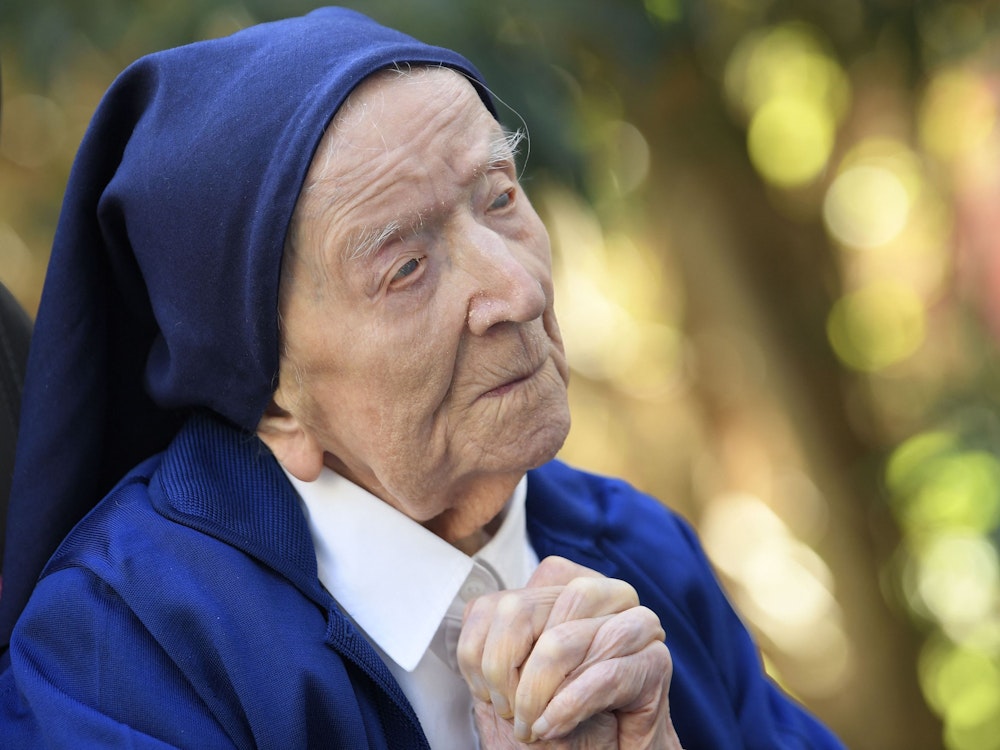 Schwester André, geborene Lucile Randon, betet am 10. Februar 2021, dem Vorabend ihres damals 117. Geburtstags.