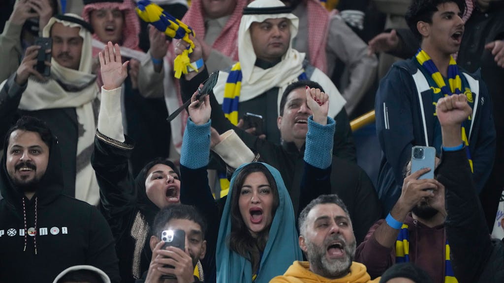 Fans jubeln bei der Vorstellung von Cristiano Ronaldo in Riad. 