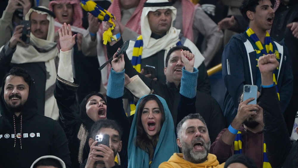 Fans jubeln bei der Vorstellung von Cristiano Ronaldo in Riad.