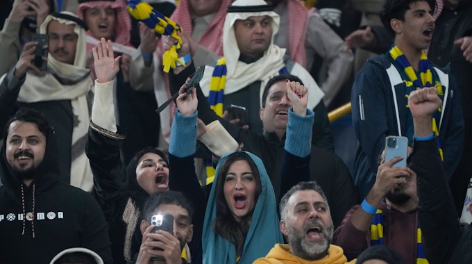 Fans jubeln bei der Vorstellung von Cristiano Ronaldo in Riad.