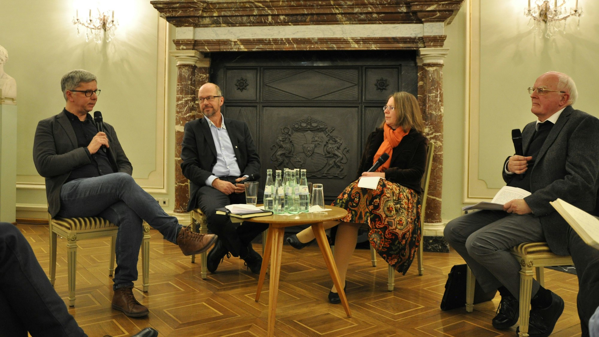Die Professoren Magnus Striet, Clemens Albrecht, Cornelia Richter und Karl-Heinz Menke diskutieren im Festsaal der Universität Bonn