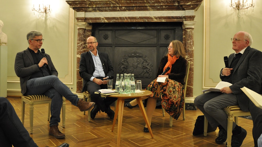 Die Professoren Magnus Striet, Clemens Albrecht, Cornelia Richter und Karl-Heinz Menke diskutieren im Festsaal der Universität Bonn