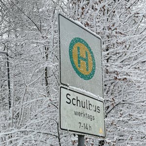 Ein verschneites Haltestellenschild in Gummersbach