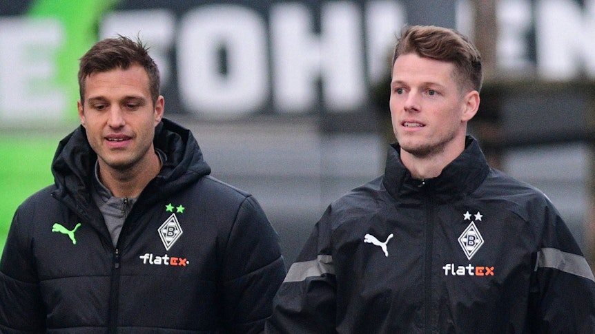 Torwart Jonas Omlin von Borussia Mönchengladbach (r.) gemeinsam mit Torwarttrainer Fabian Otte bei seiner Premiere (19. Januar 2023) im Borussia-Park zu sehen. Otte und Omlin gehen gemeinsam zum Trainingsgelände.