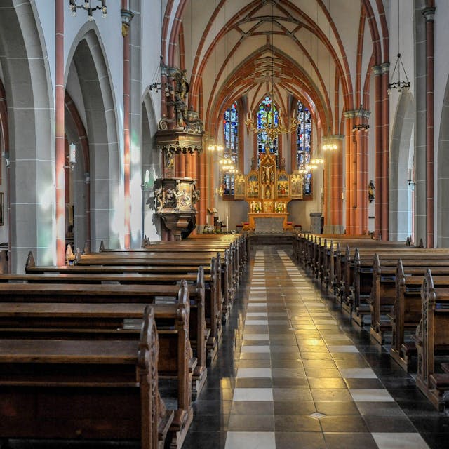 Das Foto zeigt einen Blick in eine Kirche: Kirchenbänke wie hier in der Brühler Pfarrkirche St. Margareta leeren sich zusehends.