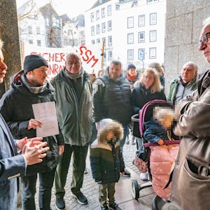 &nbsp;Protestkundgebung gegen Zwangsräumung von sechsköpfiger Familie (Wienands) vor dem Rathaus.