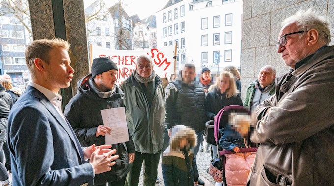 Protestkundgebung gegen Zwangsräumung von sechsköpfiger Familie (Wienands) vor dem Rathaus.