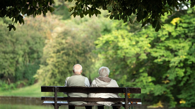 Zwei Rentner sitzen auf einer Bank.