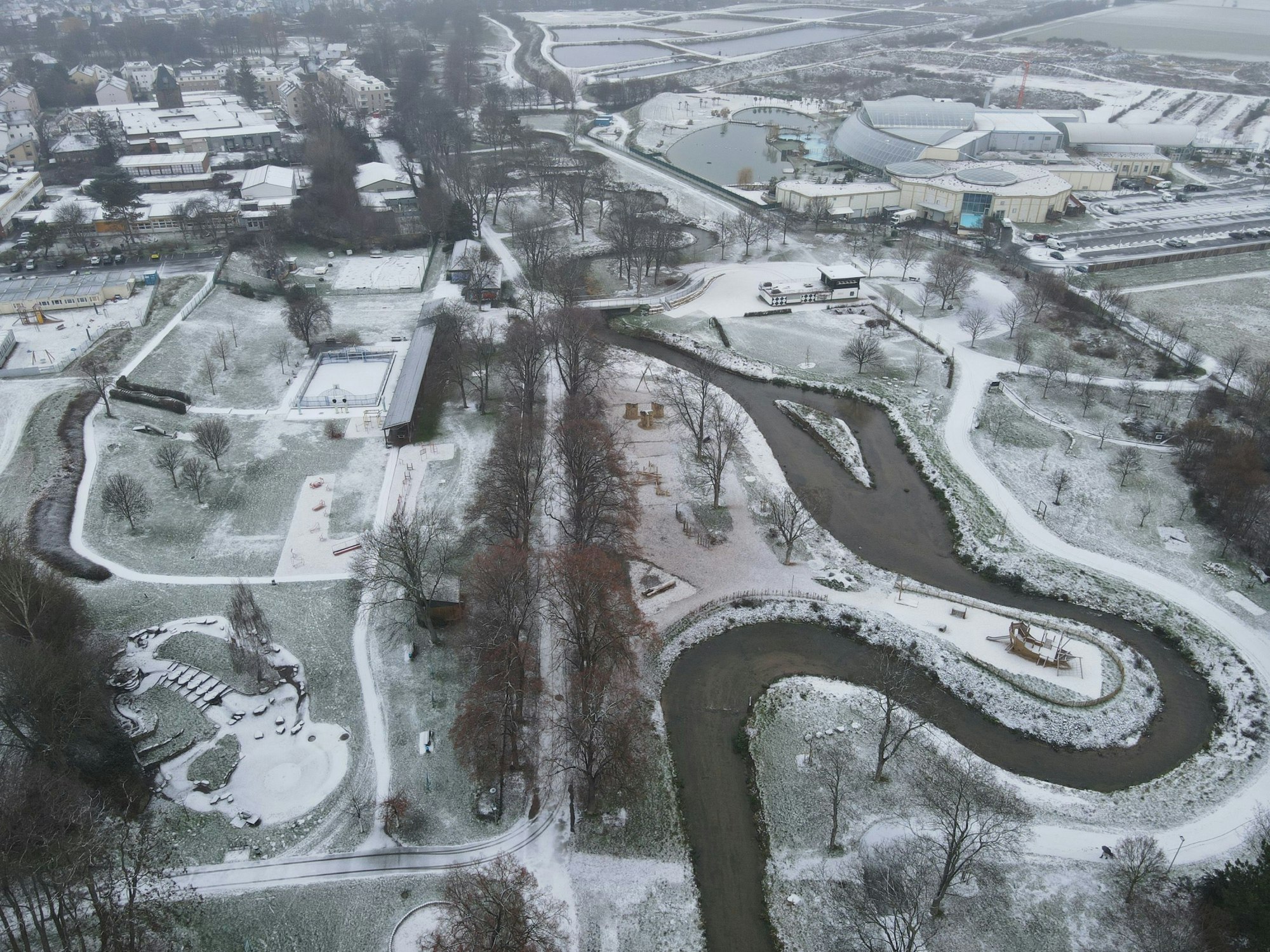 Luftaufnahme vom schneebedeckten Euskirchen.