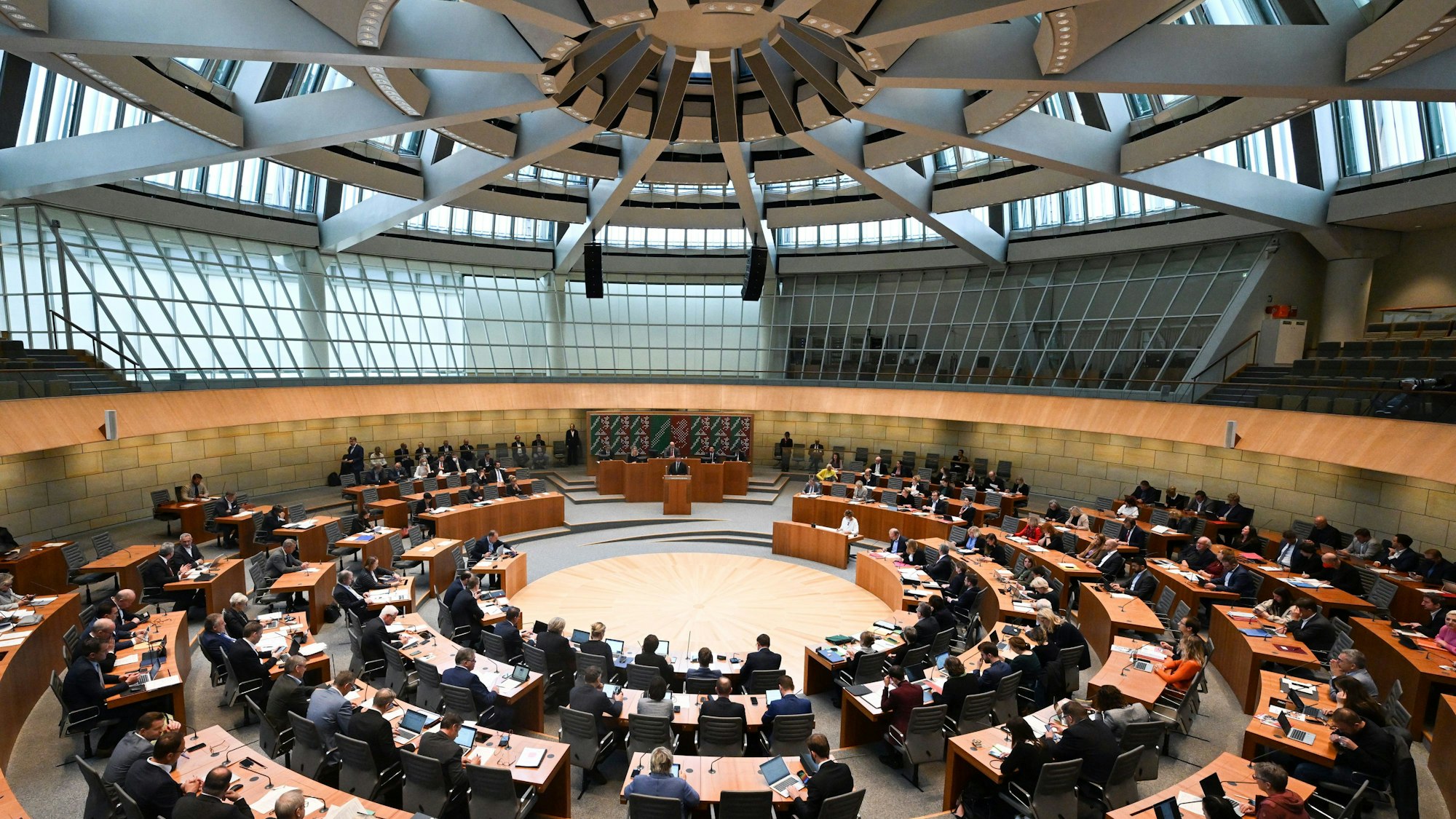 Düsseldorf: Der Landtag debattiert im Plenum.