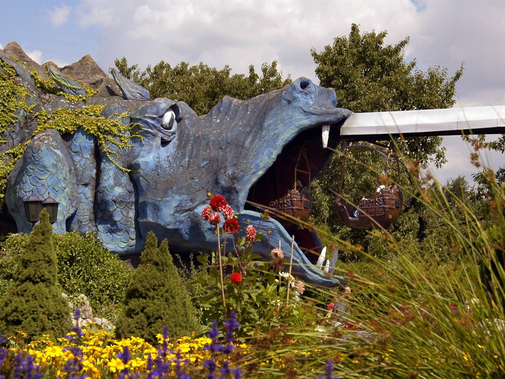 Ein großer Drachenkopf empfängt die Besucher der Gondelfahrt 1001 Nacht im Phantasialand.