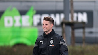 Der neue Gladbach-Torwart Jonas Omlin, hier vor seiner ersten Trainingseinheit im Borussia-Park am 19. Januar 2023 zu sehen. Onlin lächelt, er trägt die Trainingsachen der Borussia.