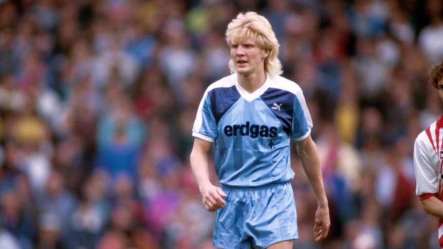 Stefan Effenberg trägt am 7. April 1990 ein blaues Auswärtstrikot von Borussia Mönchengladbach in einem Bundesliga-Spiel.