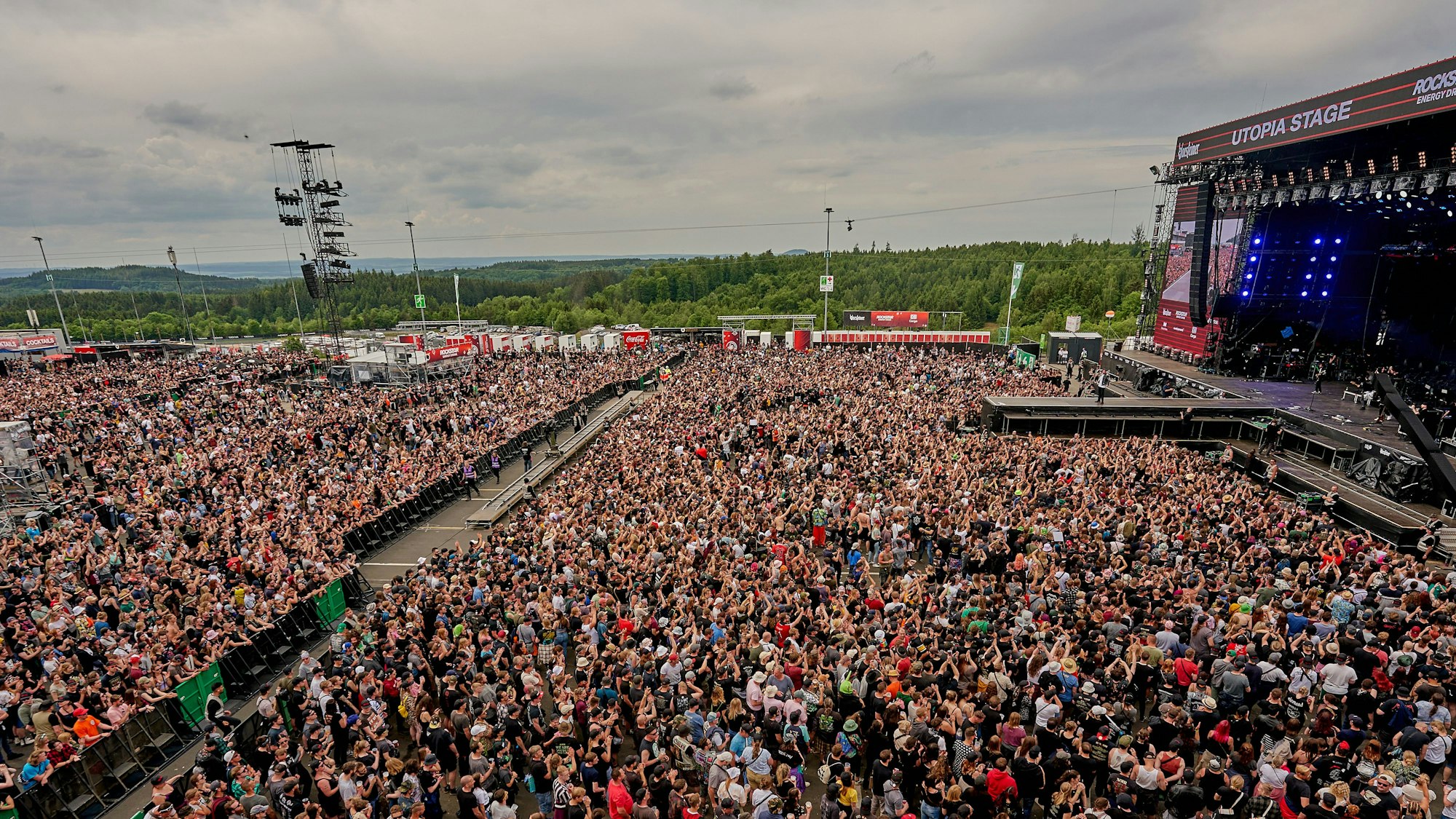 Rockfans tanzen während des Auftritts der Band „You Me at Six“ vor der Hauptbühne des Open-Air-Festivals “Rock am Ring" 2022.
