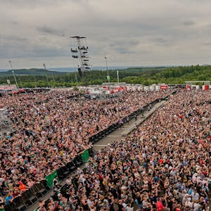 Rockfans tanzen während des Auftritts der Band „You Me at Six“ vor der Hauptbühne des Open-Air-Festivals “Rock am Ring" 2022.&nbsp;