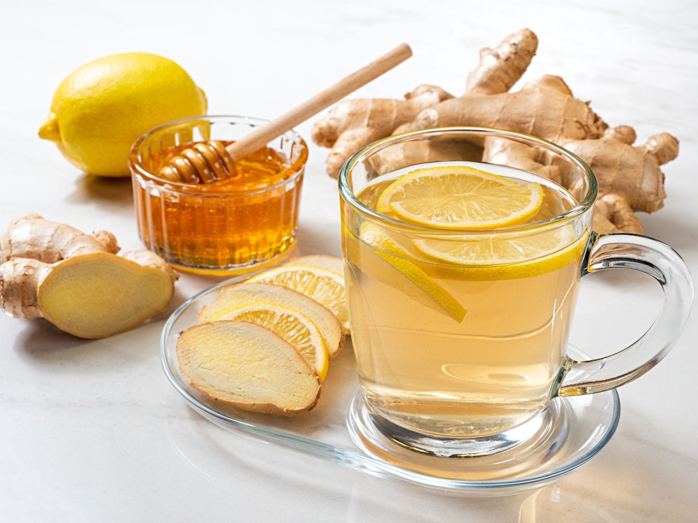 Heiße Zitrone mit Honig und Ingwer kann gegen Halsschmerzen helfen.