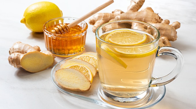 Heiße Zitrone mit Honig und Ingwer kann gegen Halsschmerzen helfen.