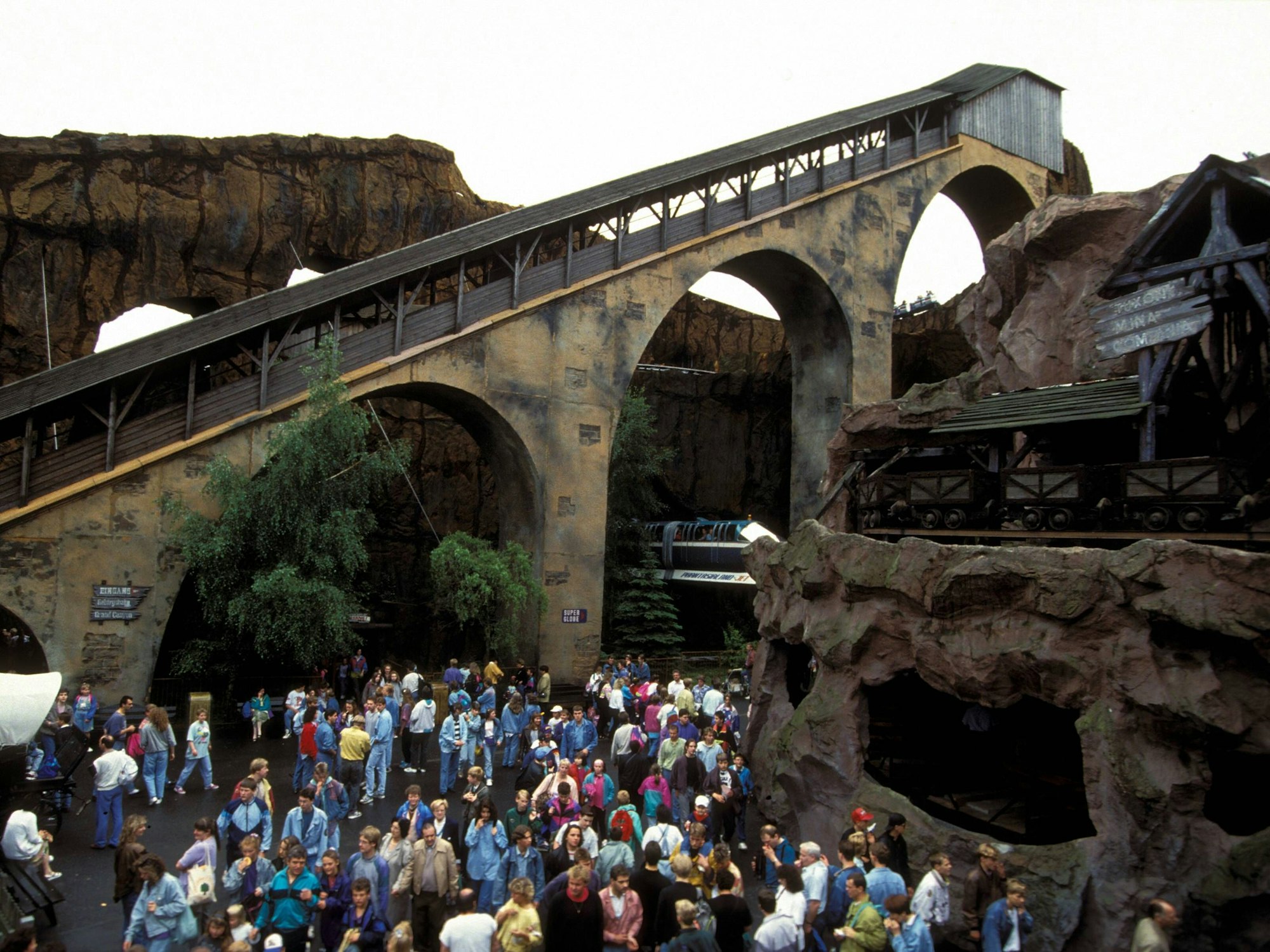 Blick auf den steilen Aufstieg zur Gebirgsachterbahn im Phantasialand. Die wurde 2001 bei einem Brand zerstört.