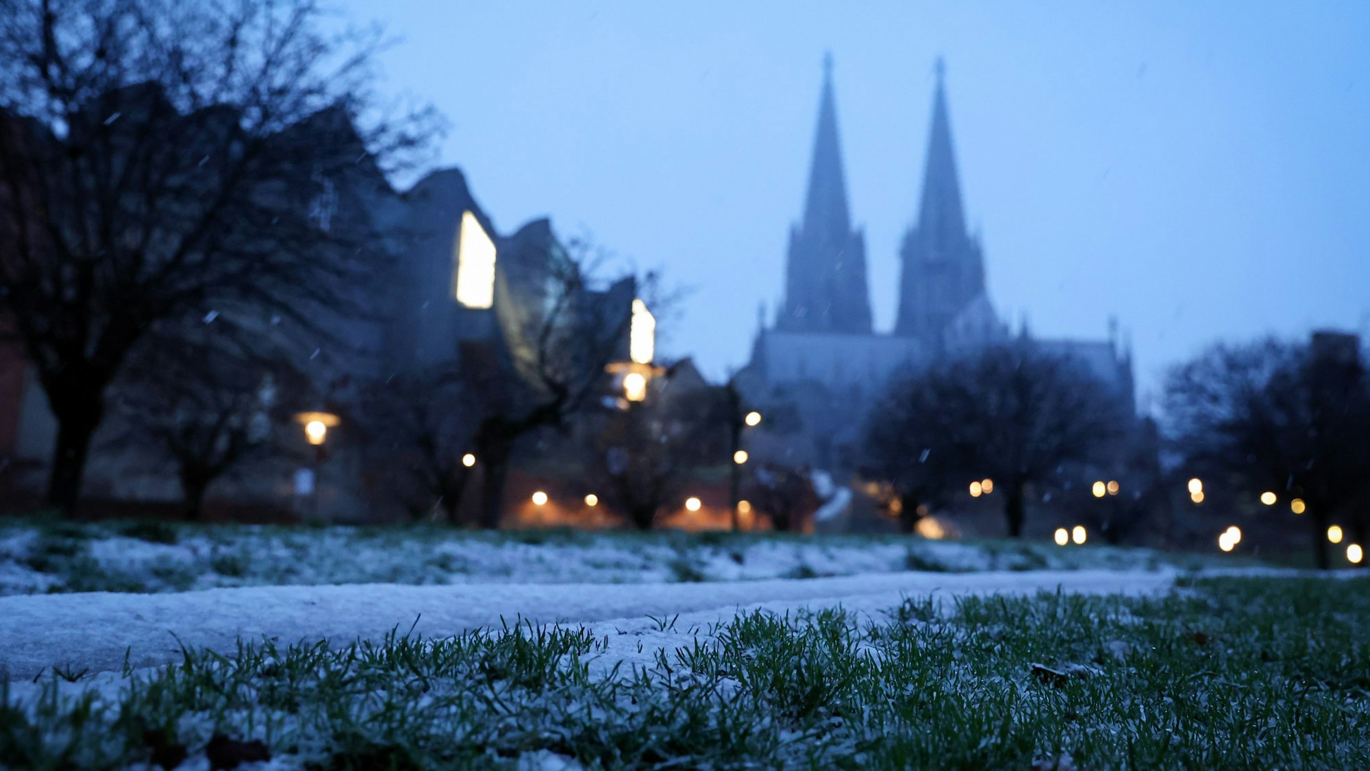 Leichter Schneefall in Köln
Wiese am Rheinufer vor der Philharmonie mit Kölner Dom.