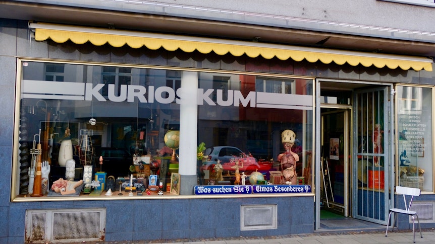 Das Schaufenster des Ladens Kuriosikum.