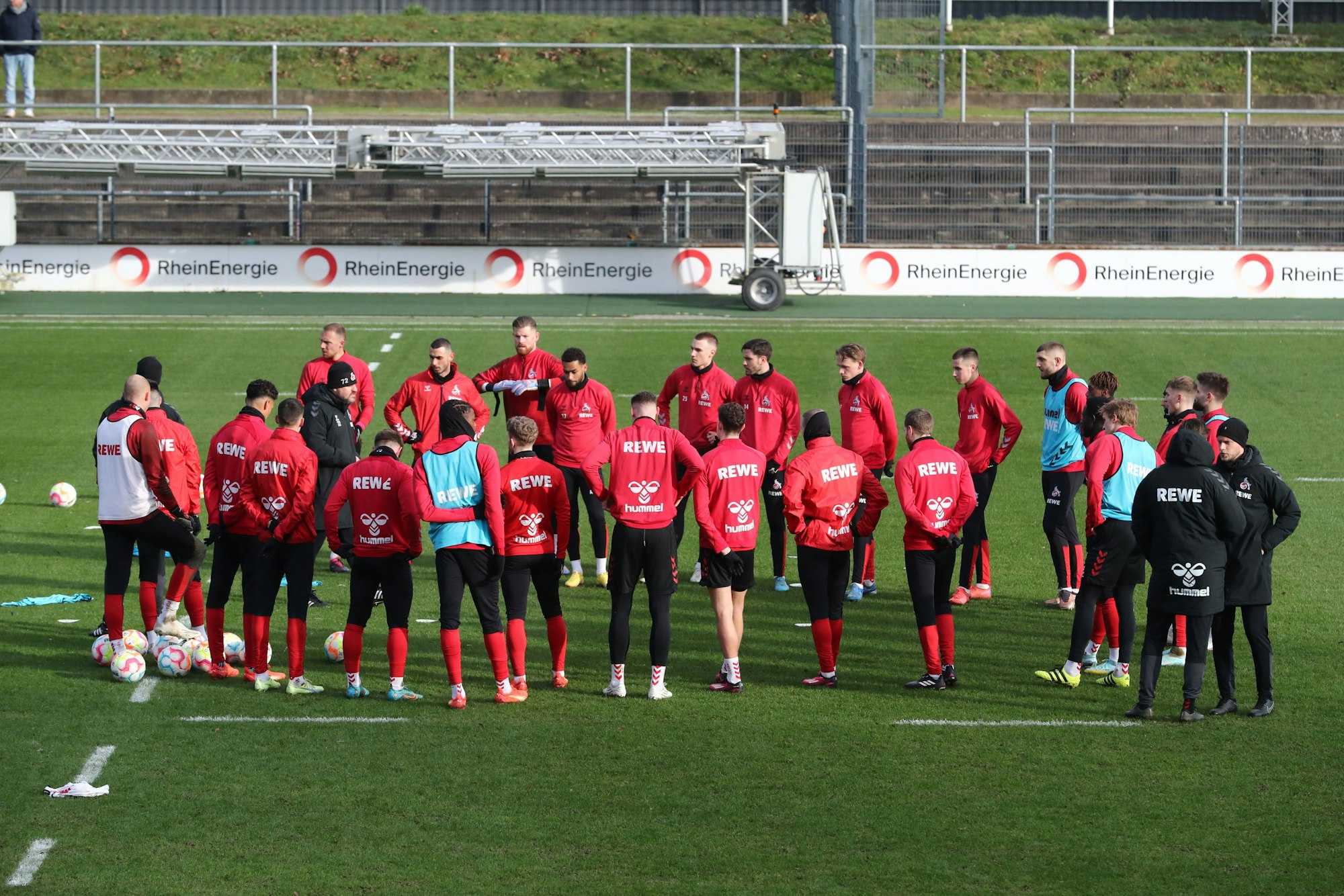 Training des 1. FC Köln am Mittwoch: FC-Trainer Steffen Baumgart steht mit seinen Spielern und den Betreuern im Kreis zur Besprechung.