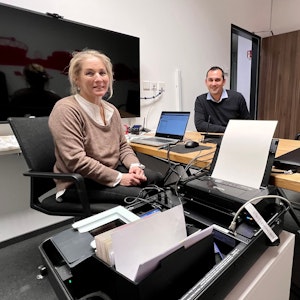 Heidi Offergeld und Mehmet Altas am Eröffnungstag des Bürgerbüros Opladen in der Sparkasse mit der Ausstattung des Bürgerkoffers