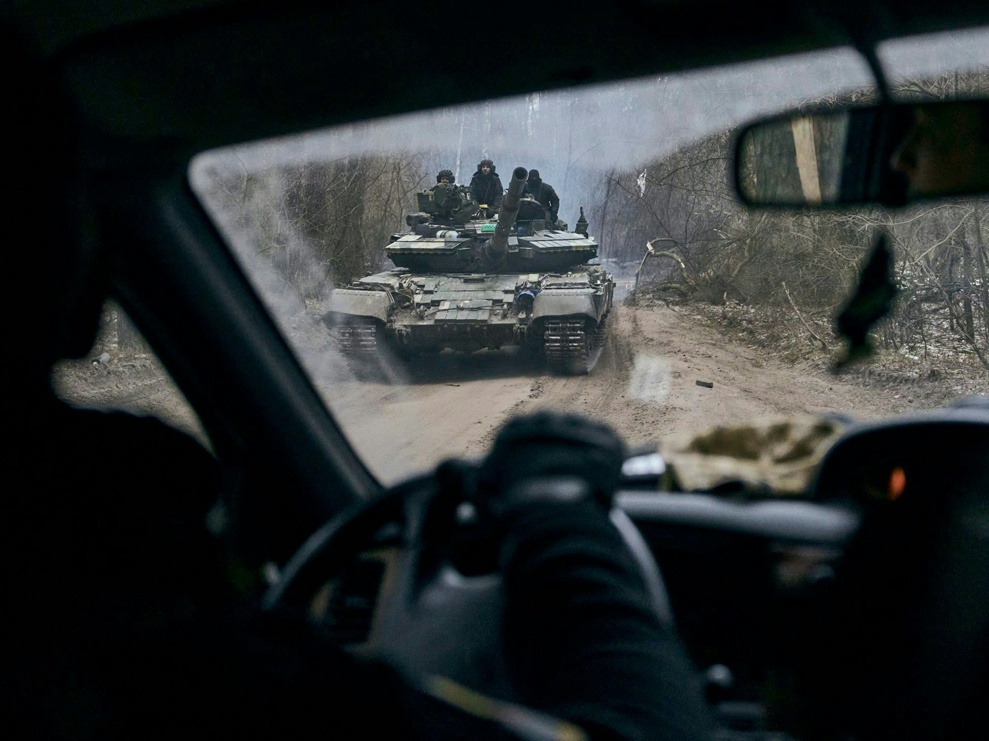 Ein ukrainischer Panzer mit Soldaten ist durch ein Autofenster in der Nähe der Frontlinie bei Kreminna in der Region Luhansk zu sehen.