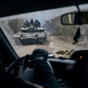Ein ukrainischer Panzer mit Soldaten ist durch ein Autofenster in der Nähe der Frontlinie bei Kreminna in der Region Luhansk zu sehen.