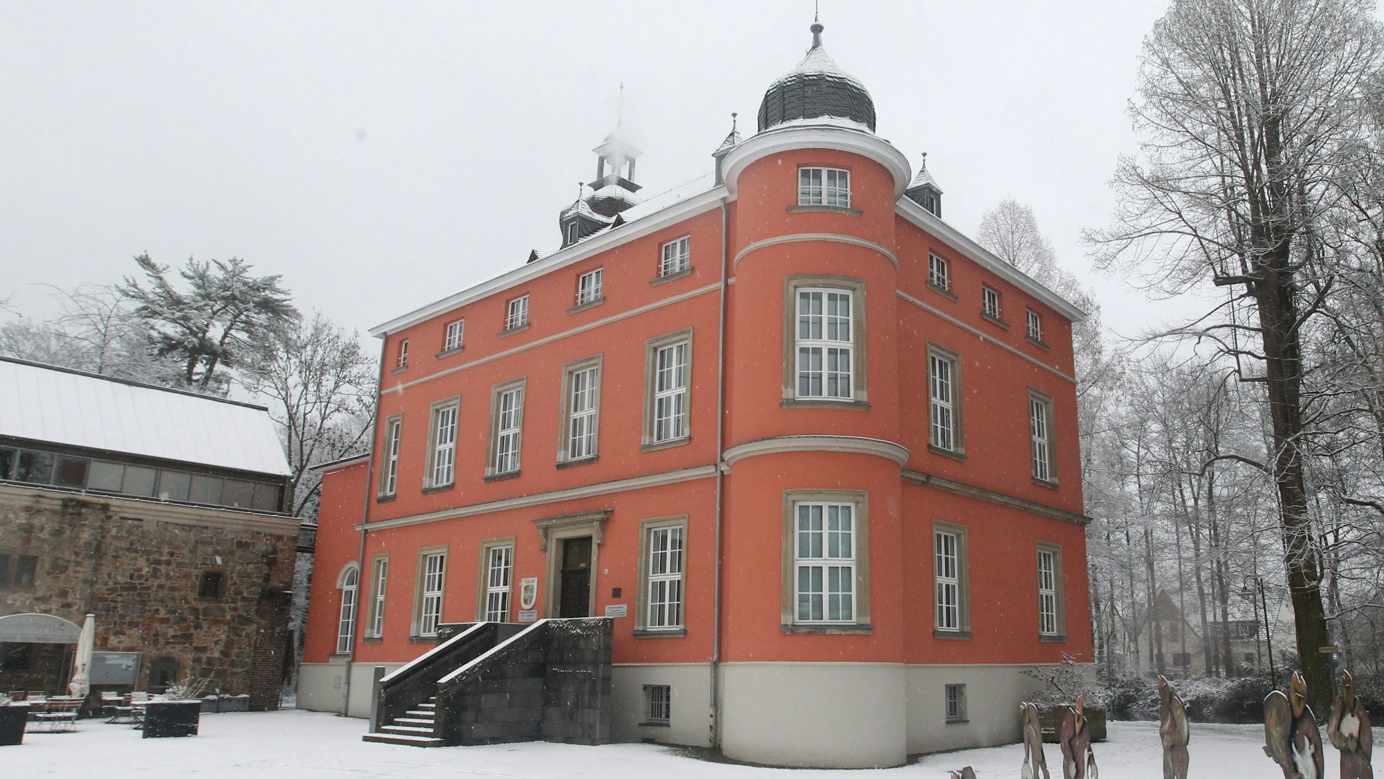 Die schneebedeckte Burg Wissem in Troisdorf