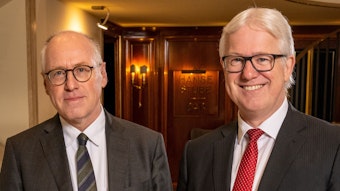 Gero Hagemeister, Präsident des Steuerberater-Verbandes Köln (rechts), und Clauß Kreß, Professor an der Universität zu Köln beim Neujahrsempfang des Verbandes, lächeln in die Kamera.