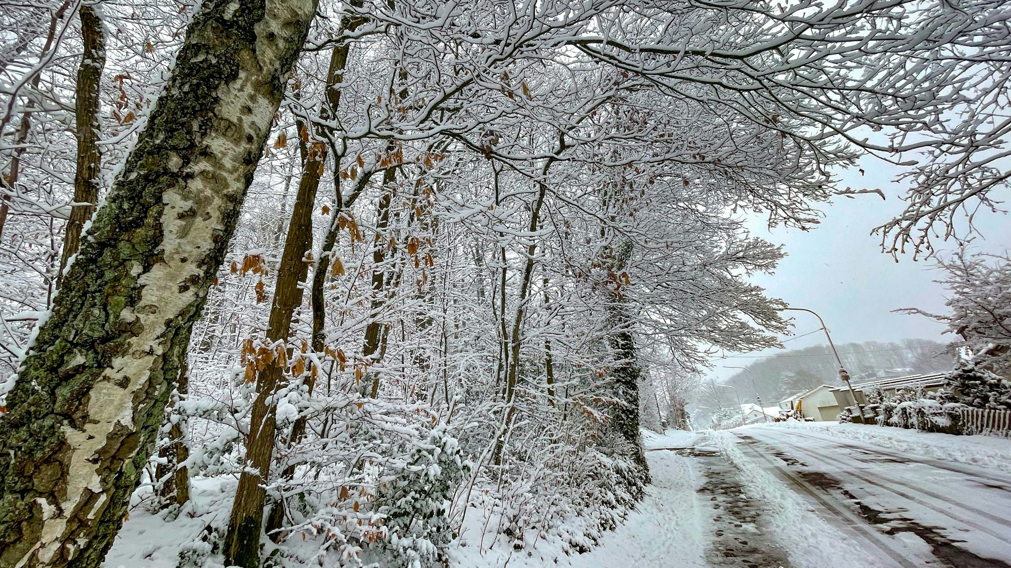 Eine verschneite Straße in Gummersbach