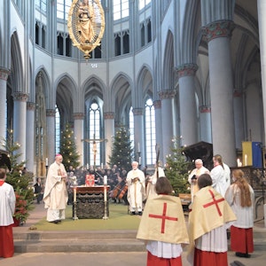 Weihbischof Ansgar Puff steht bei einer Messe im Altenberger Dom vor Gläubigen.