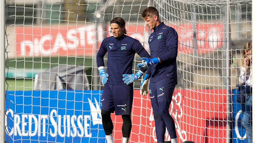 Yann Sommer (l.) und Jonas Omlin am 9. November 2021 beim Torwart-Training der Schweizer Nationalmannschaft in Lugano.