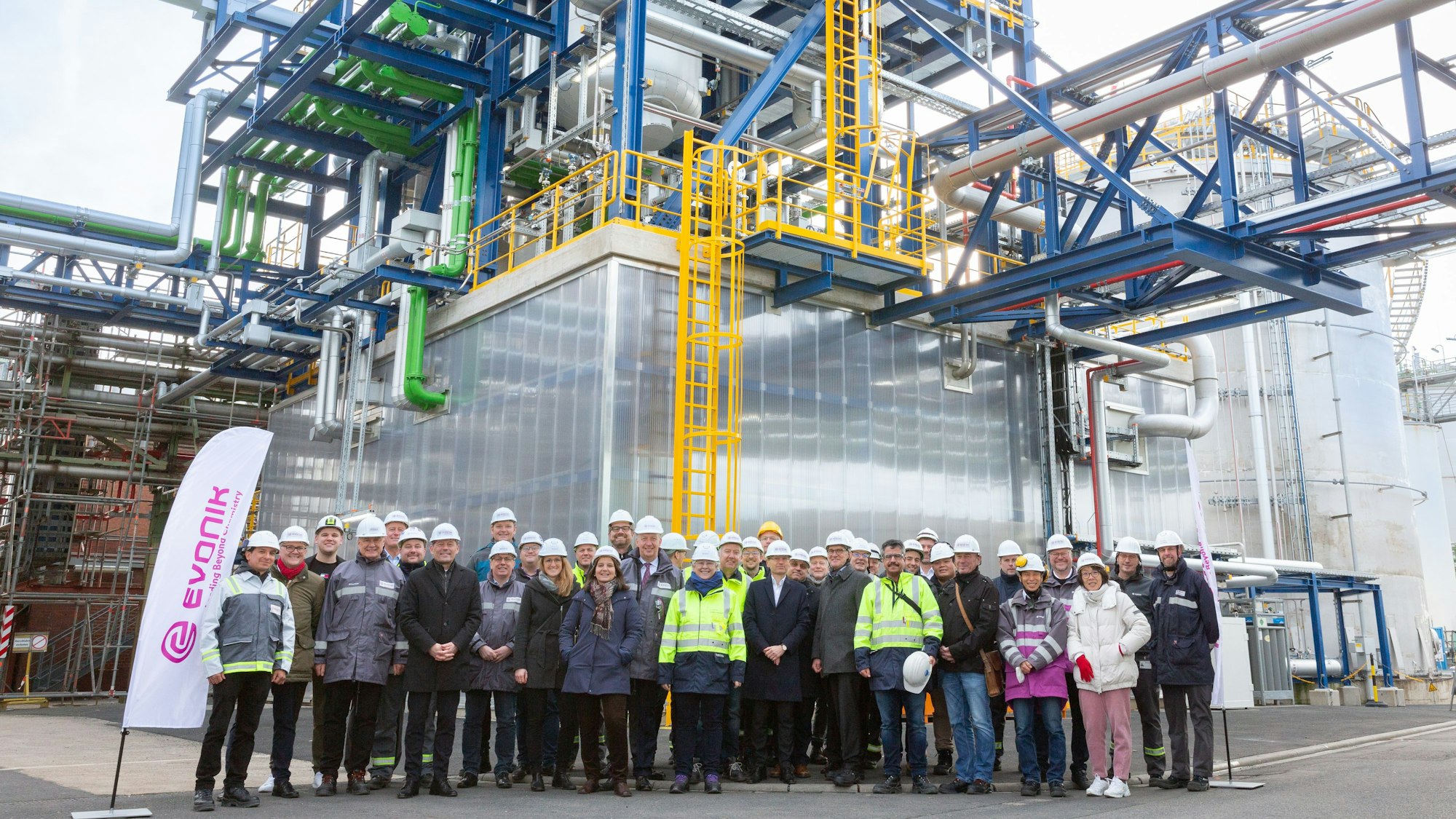 Das Foto zeigt das Projektteam vor der neuen Anlage. Mit geladenen Gästen wurde das neue Anlagenteil des MMP-Betriebs in Wesseling besichtigt.