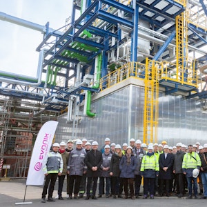 Das Foto zeigt das Projektteam vor der neuen Anlage. Mit geladenen Gästen wurde das neue Anlagenteil des MMP-Betriebs in Wesseling besichtigt.