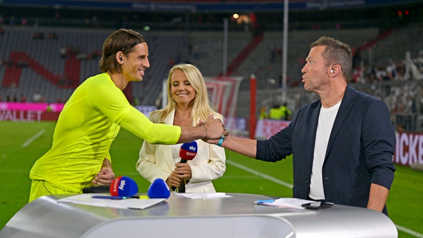 Yann Sommer (l.) gibt Lothar Matthäus (r.) nach dem Spiel von Borussia Mönchengladbach beim FC Bayern München am 27. August 2022 die Hand. Matthäus steht am Tisch von Pay-TV-Sender Sky, für den er gemeinsam mit Julia Simic (M.) als Experte arbeitet.