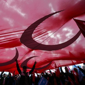 Anhänger der nationalistischen Partei jubeln 2017 bei einer Veranstaltung zur Unterstützung der Regierungspartei AKP in Istanbul unter einer großen Fahne.